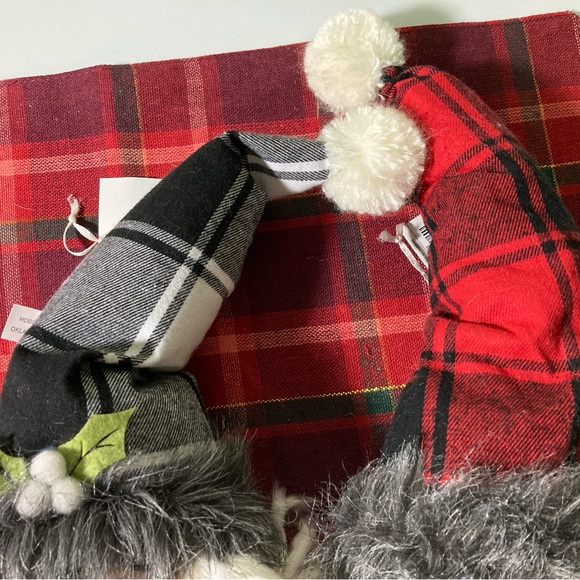 Festive Santa Pair with Red and Black Hats ornaments - Picture 4 of 4